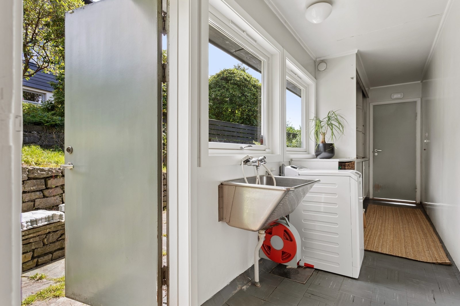 Vaskerommet ligger praktisk til i 1. etasje og er utstyrt med skyllekum og opplegg for vaskemaskin. Rommet har naturlig ventilasjon og utgang til uteområdet. Vaskerommet har et moderniserings- og oppgraderingsbehov. Galleribilde