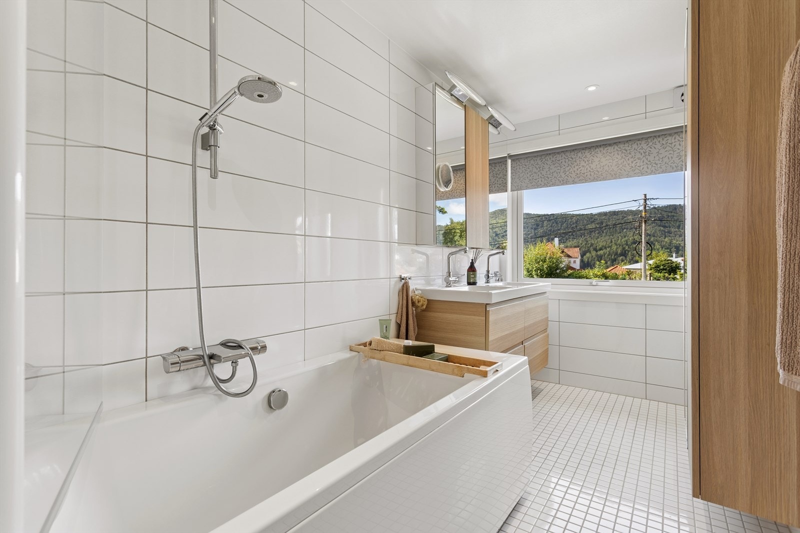 Badet ved hovedsoverommet ble oppgradert i 2013 og har flislagte gulv og vegger, elektriske varmekabler samt malt himling. Galleribilde