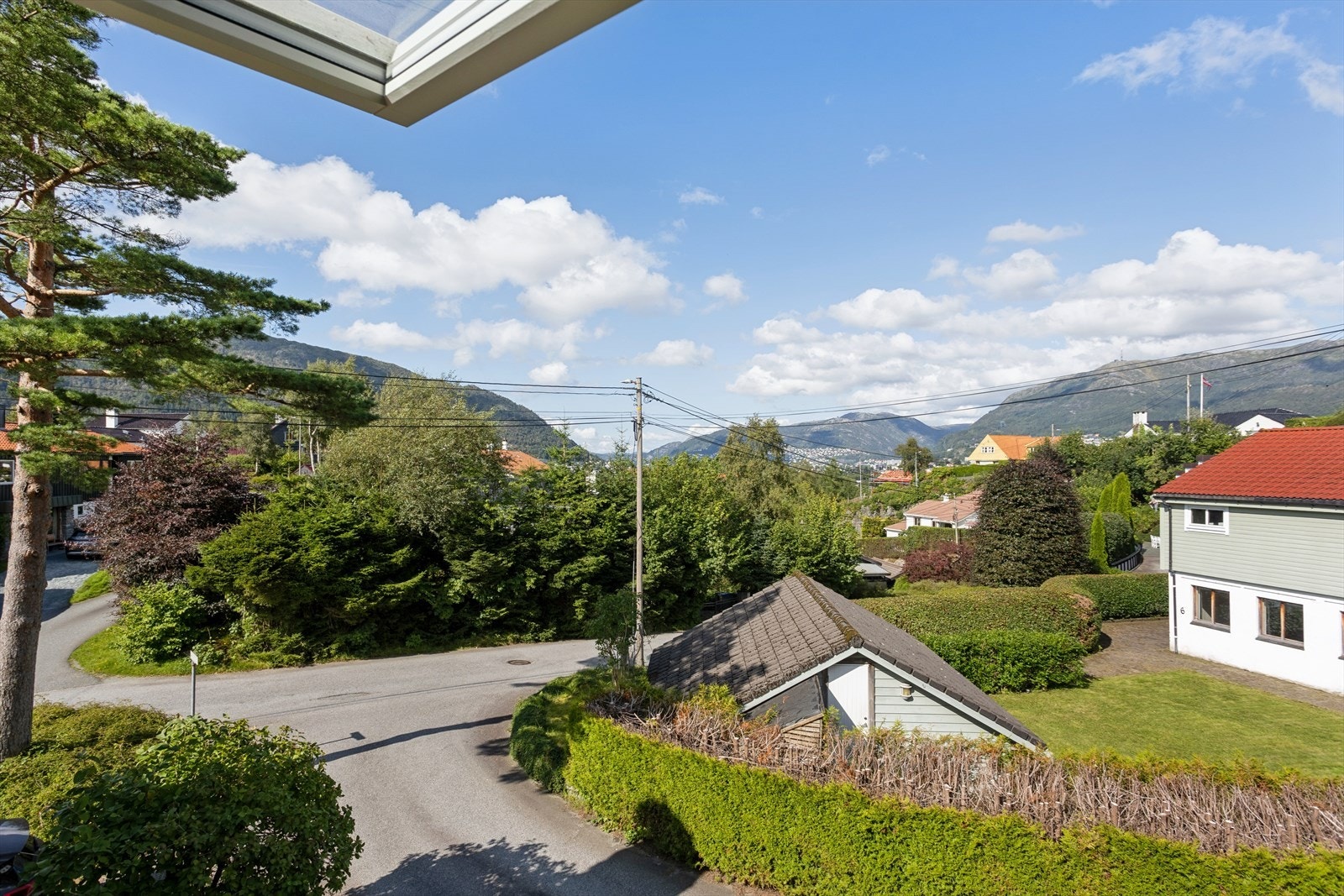 Fra eiendommen er det fint utsyn til både Ulriken, Fløien og Løvstakken, og beliggenheten gir umiddelbar tilgang til flotte turområder og rekreasjonsmuligheter. Galleribilde