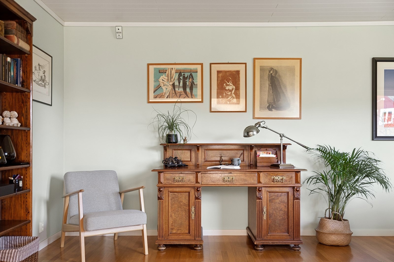 Dette gir gode muligheter for å kombinere sosiale soner med en skjermet arbeidsplass, uten at det går på bekostning av rommets åpenhet. Galleribilde