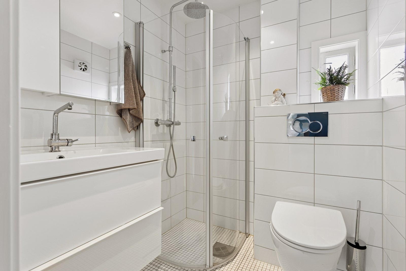 Det andre badet ble modernisert i 2014 og holder tilsvarende standard med flislagte overflater og elektrisk gulvvarme. Rommet er innredet med dusjhjørne, vegghengt toalett og servant med innredning. Mekanisk avtrekk. Galleribilde