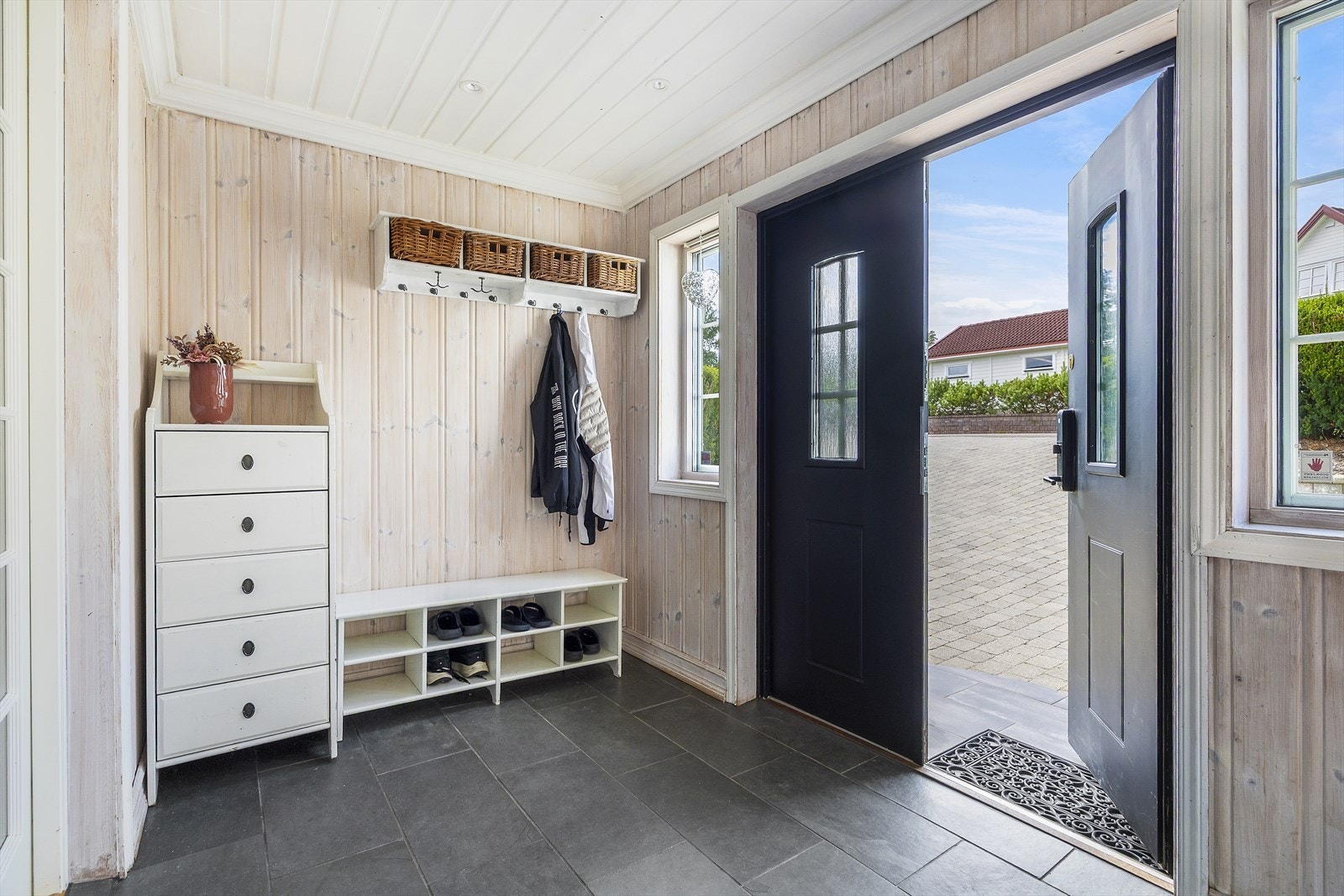 Det første som møter deg i boligen er en romslig og innbydende entre. Galleribilde