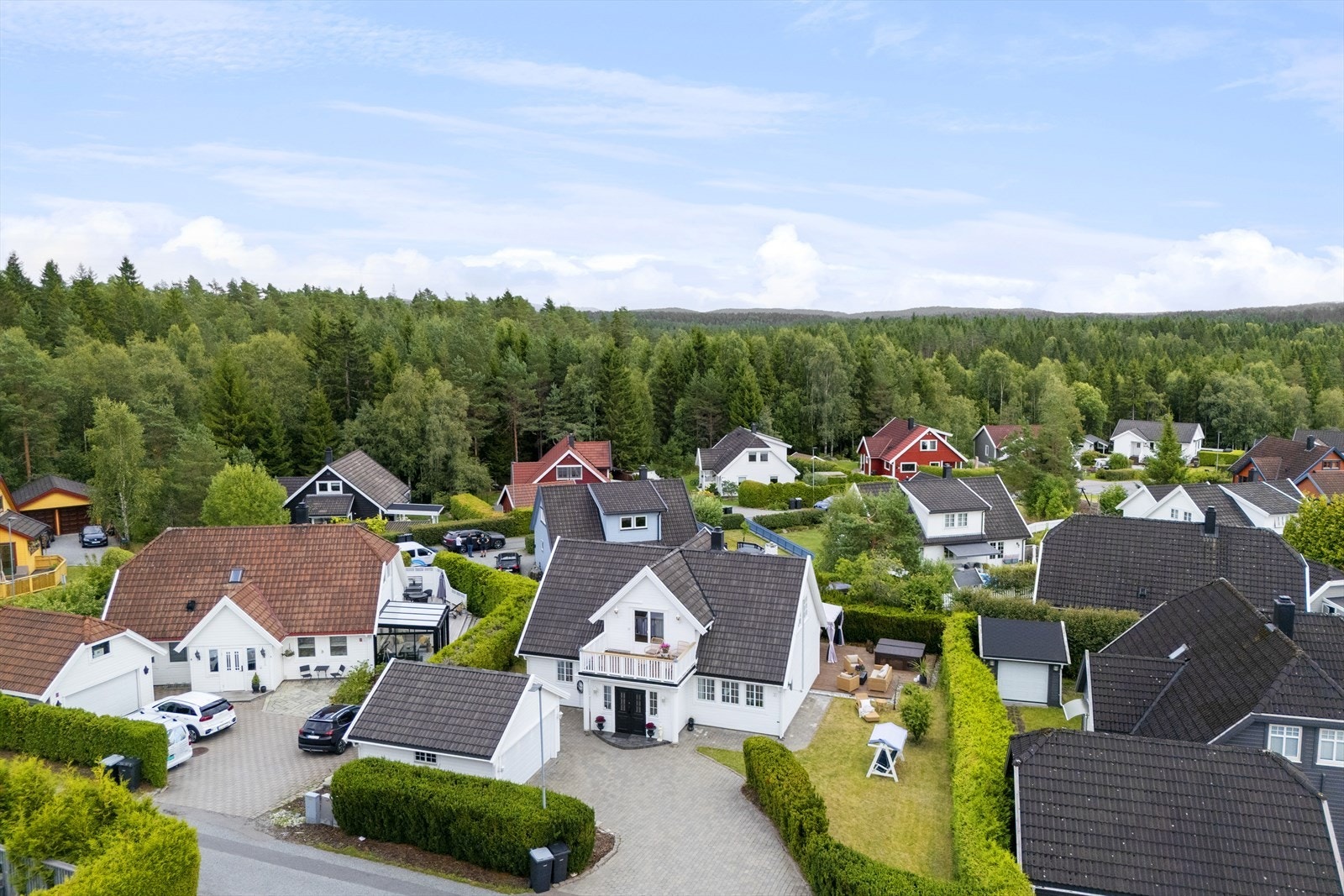 Boligen ligger i familievennlige omgivelser med marka, turstier og rekreasjonsmuligheter rett utenfor døren. Galleribilde
