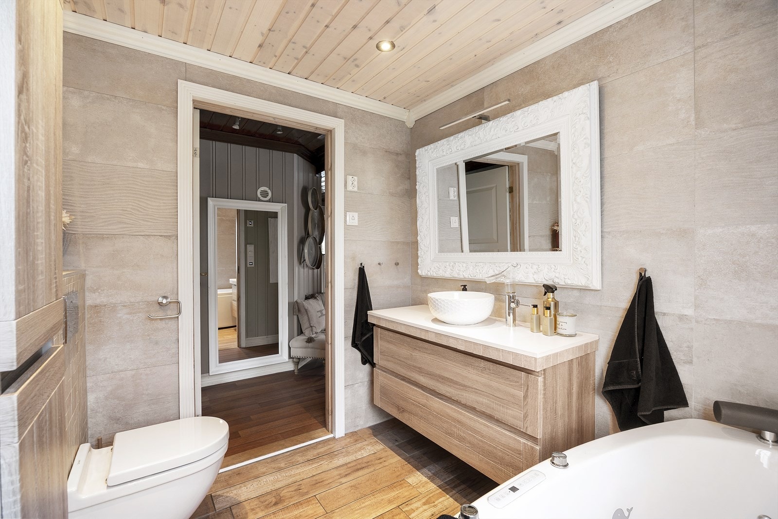 Badet ble oppgradert i 2016 med boblebadekar, servant med innredning, wc og nye fliser. Galleribilde