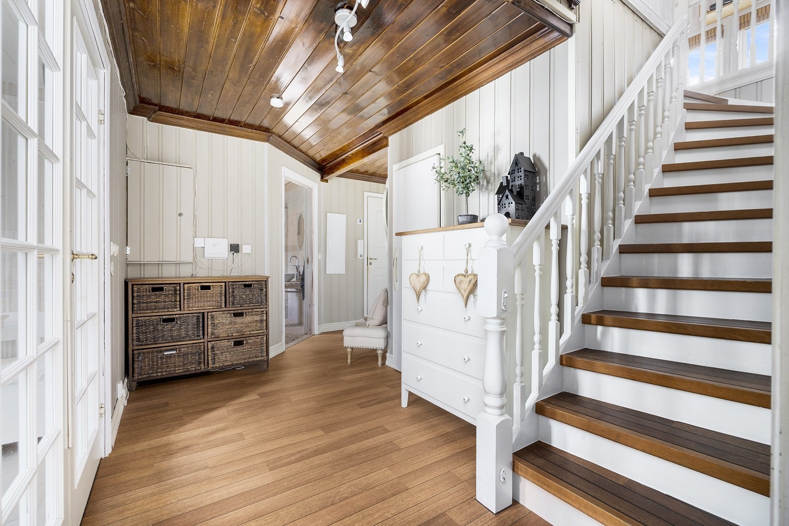 Trappen i boligen er et møbel i seg selv, og skaper en naturlig og fin overgang mellom etasjene. Innvendig bod på venstre side av trappen. Galleribilde