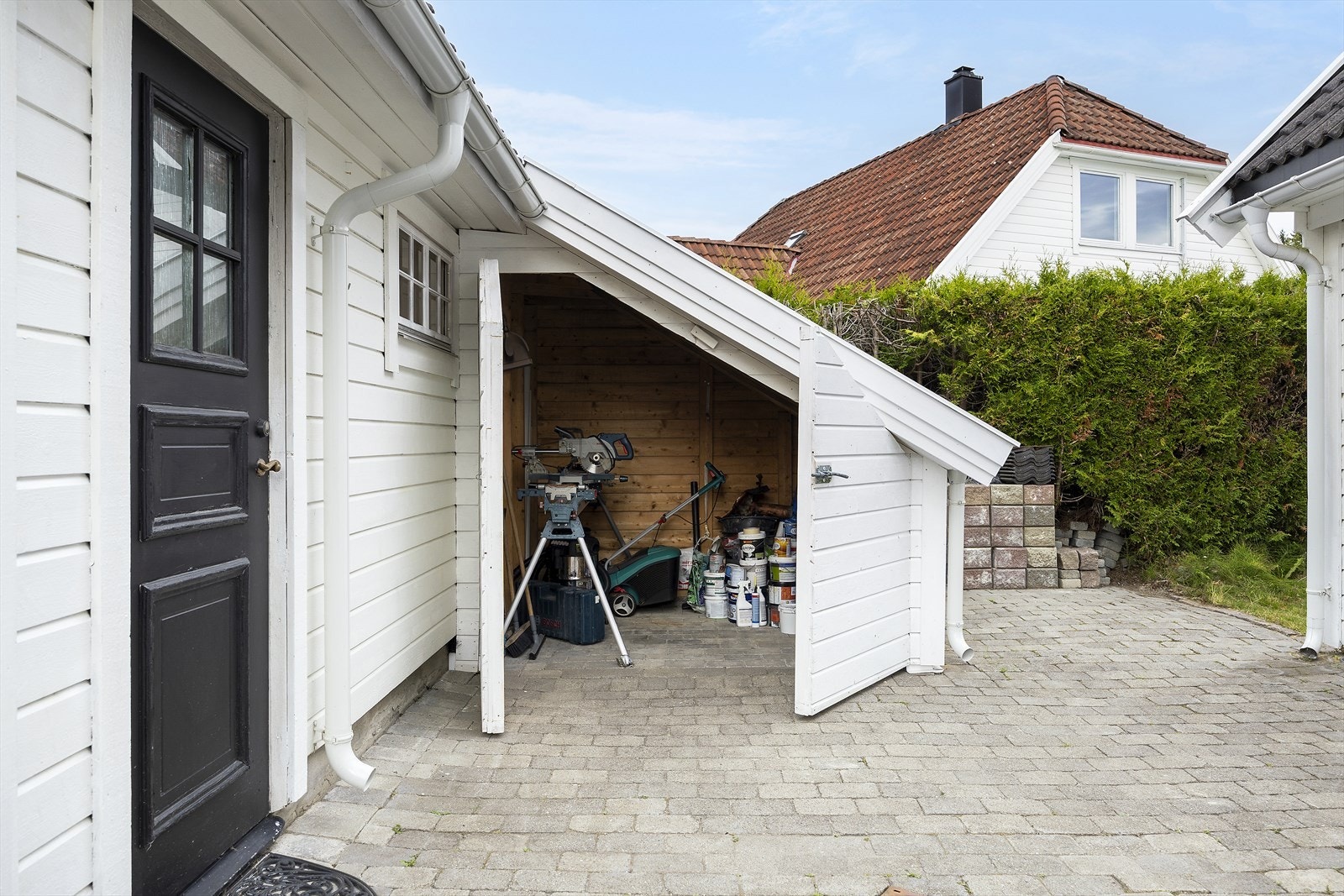 Garasjen har en tilliggende "ny" og praktisk utebod. Galleribilde