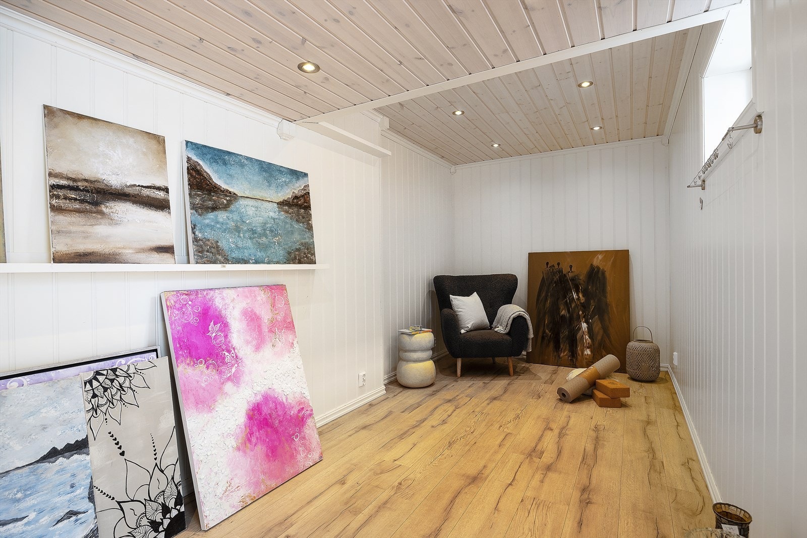 Innredet og isolert rom i garasjen med egen inngang. I dag har rommet blitt brukt som atelier. Galleribilde