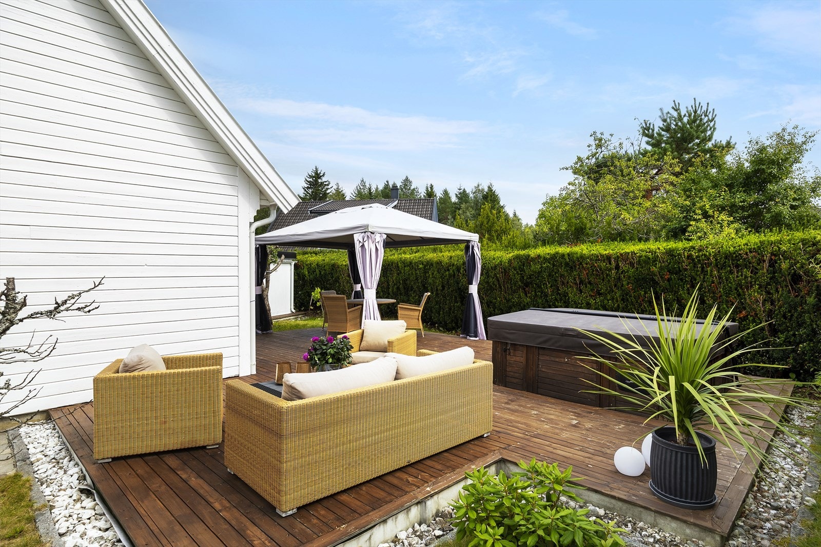 Uteområdet er et eget høydepunkt, med en stor terrasse, boblebad og flere gode muligheter for sittegrupper. Galleribilde