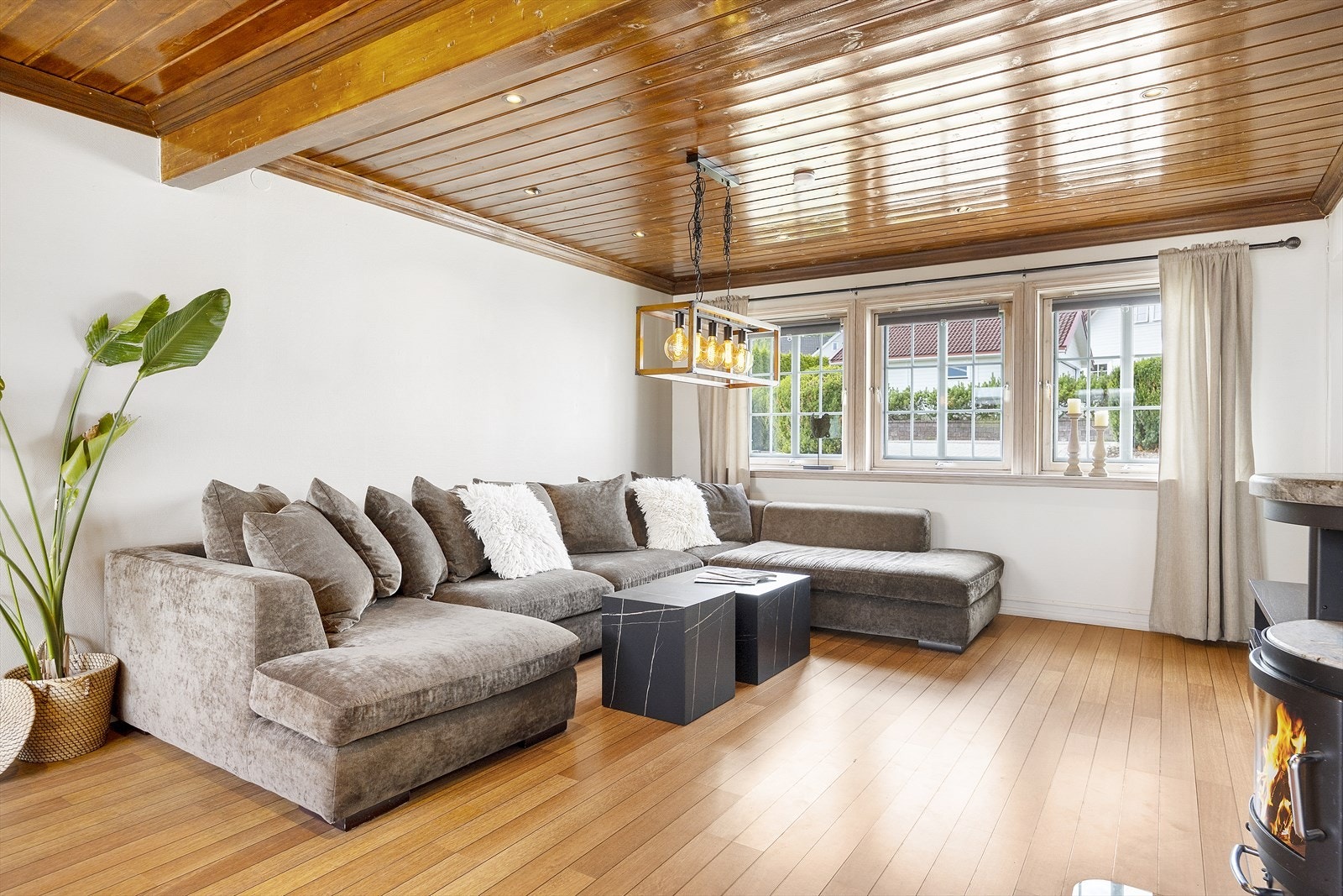 Lys og åpne stue med store vindusflater som slipper inn rikelig med naturlig lys. Galleribilde