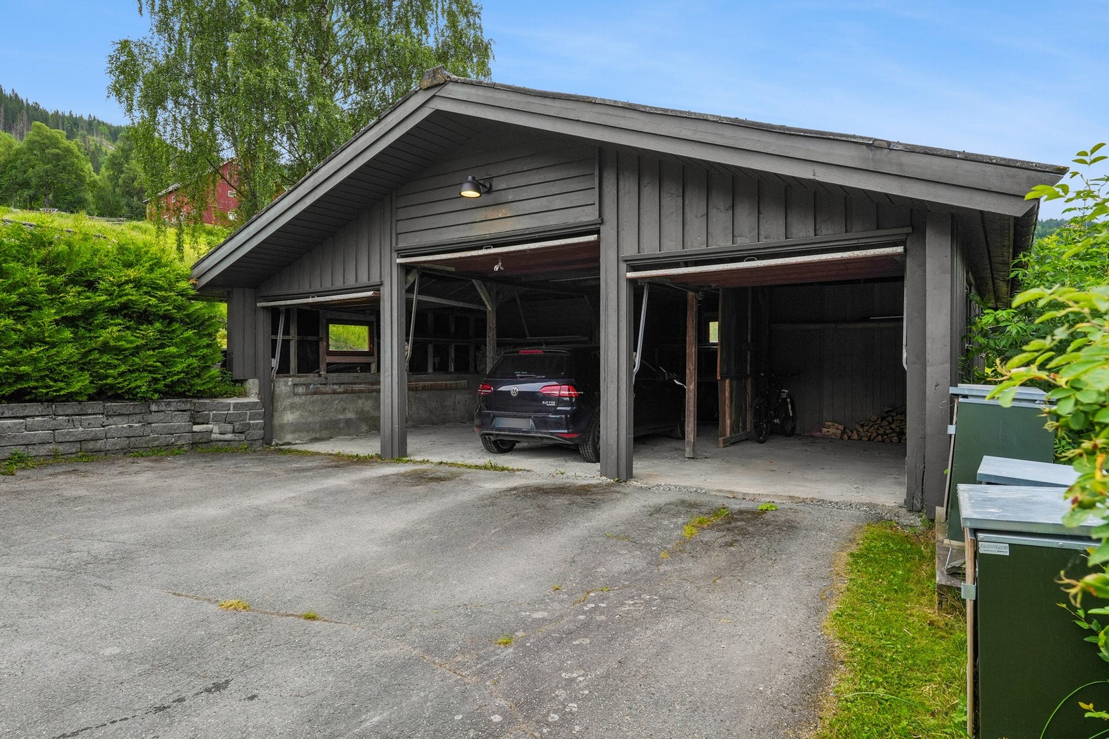 I garasjen er det også to boder for lagring og oppbevaring. Galleribilde