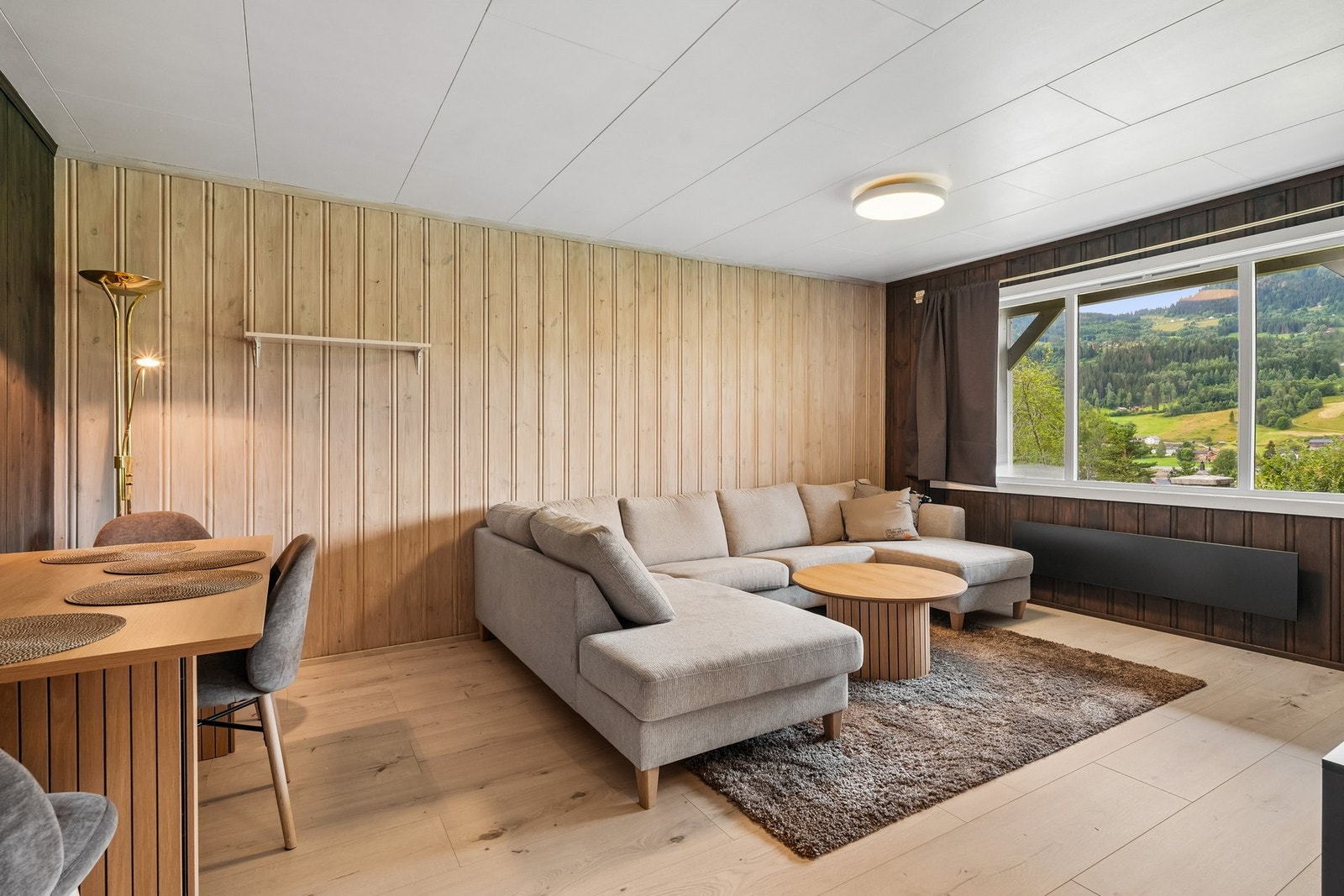 Stuen har god plass til møblering og vinduene gir fint lysinnslipp. Galleribilde