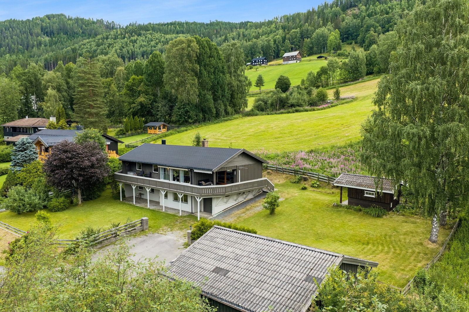 Eiendomsmegler Ida Follinglo presenterer denne flotte eneboligen sentralt i Bagn. Foto: EFKT v/ Tor Solberg Galleribilde