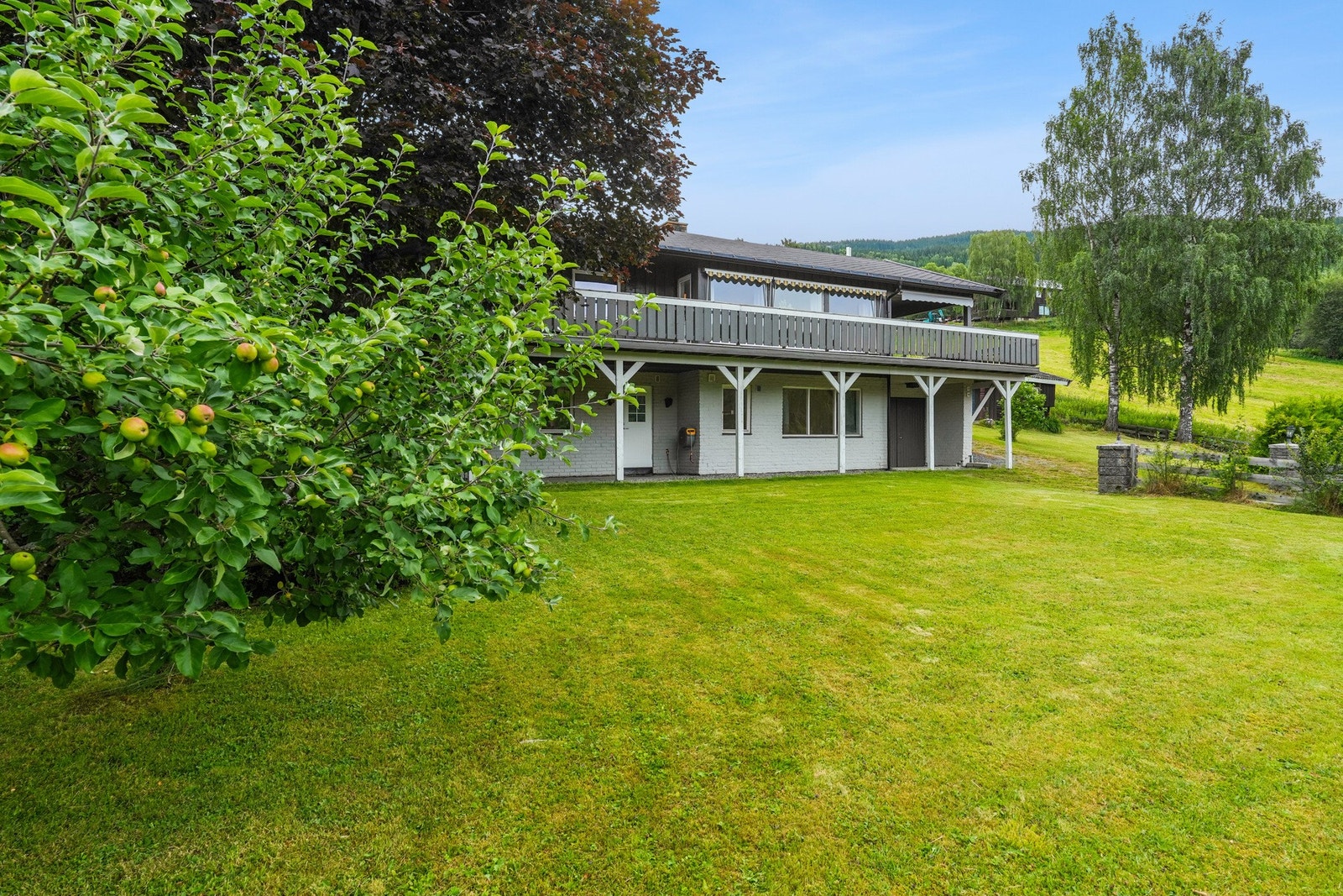 Den familievennlige hagen er opparbeidet med plen og en del beplantning. Galleribilde