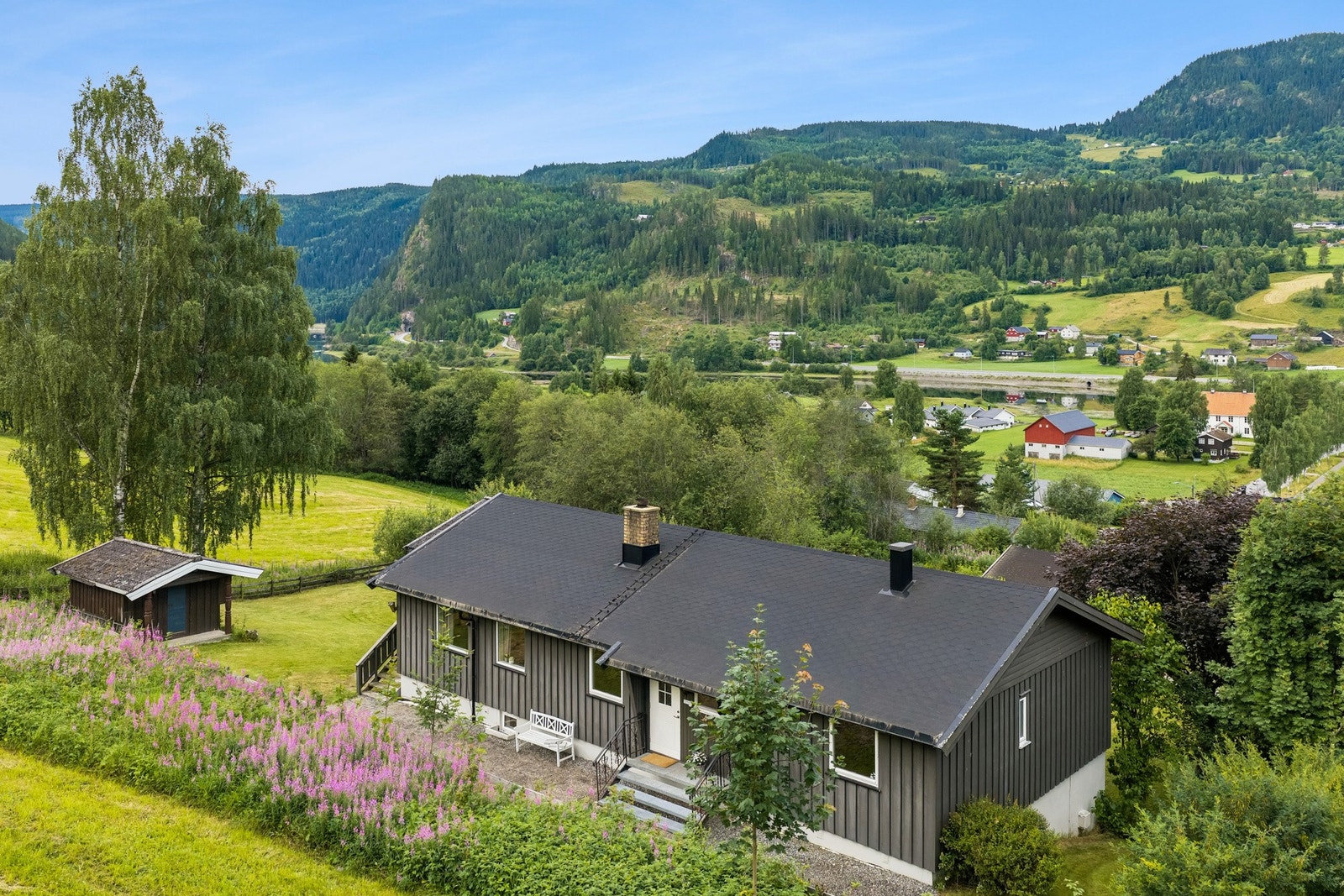 Eiendommen ligger i enden av veien og litt over de andre husene i feltet, og dette sørger både for flott utsikt og ingen trafikk forbi eiendommen. Galleribilde