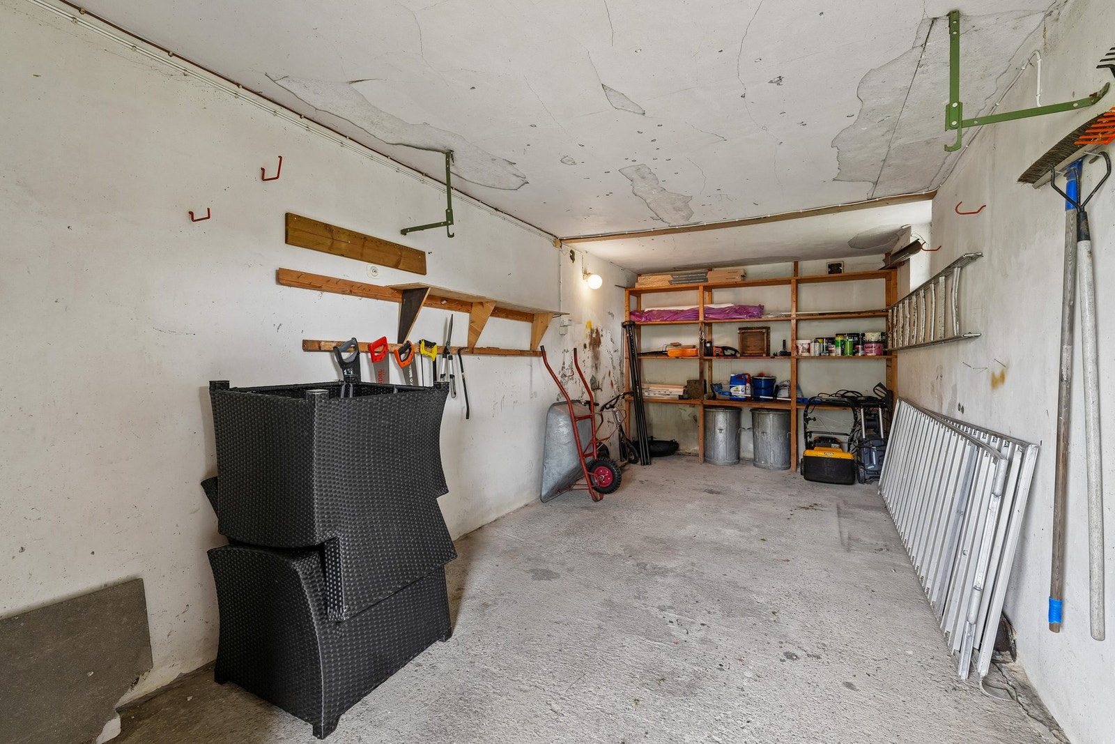 Utvendig adkomst til garasje/bod med god plass til lagring og oppbevaring. Galleribilde