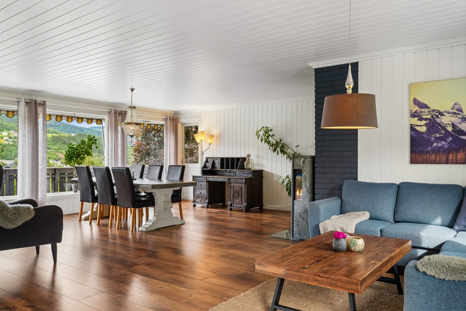 Stuen har god plass til møblering, og store vindusflater slipper inn rikelig med dagslys Galleribilde