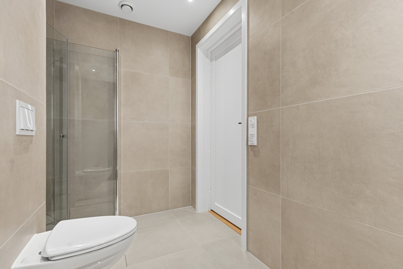 Badet er av god størrelse og har opplegg for vaskemaskin Galleribilde