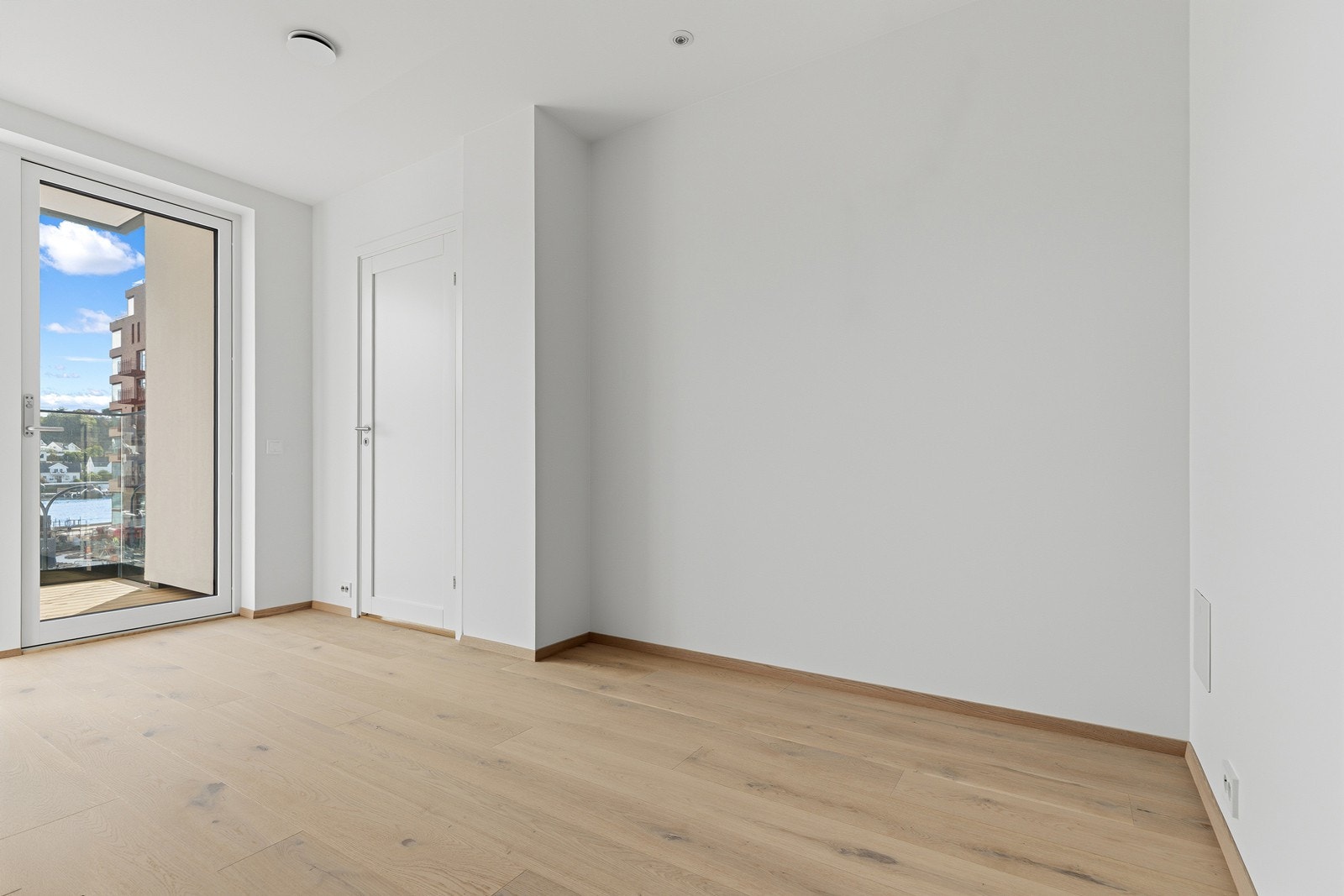 I stuen har man plass til å innrede med et sofajørne og en koselig spisegruppe Galleribilde