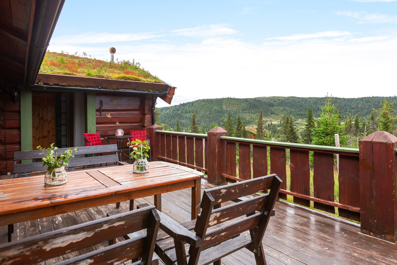 Romslig terrassen på ca. 40 m2, hvor man kan nyte utsikten utover omgivelsene og de gode solforholdene. Galleribilde