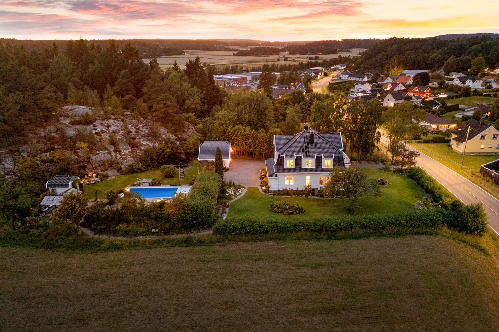 Villa Åslien - et herskapelig hjem i idylliske omgivelser, nå tilgjengelig for nye eiere. Galleribilde