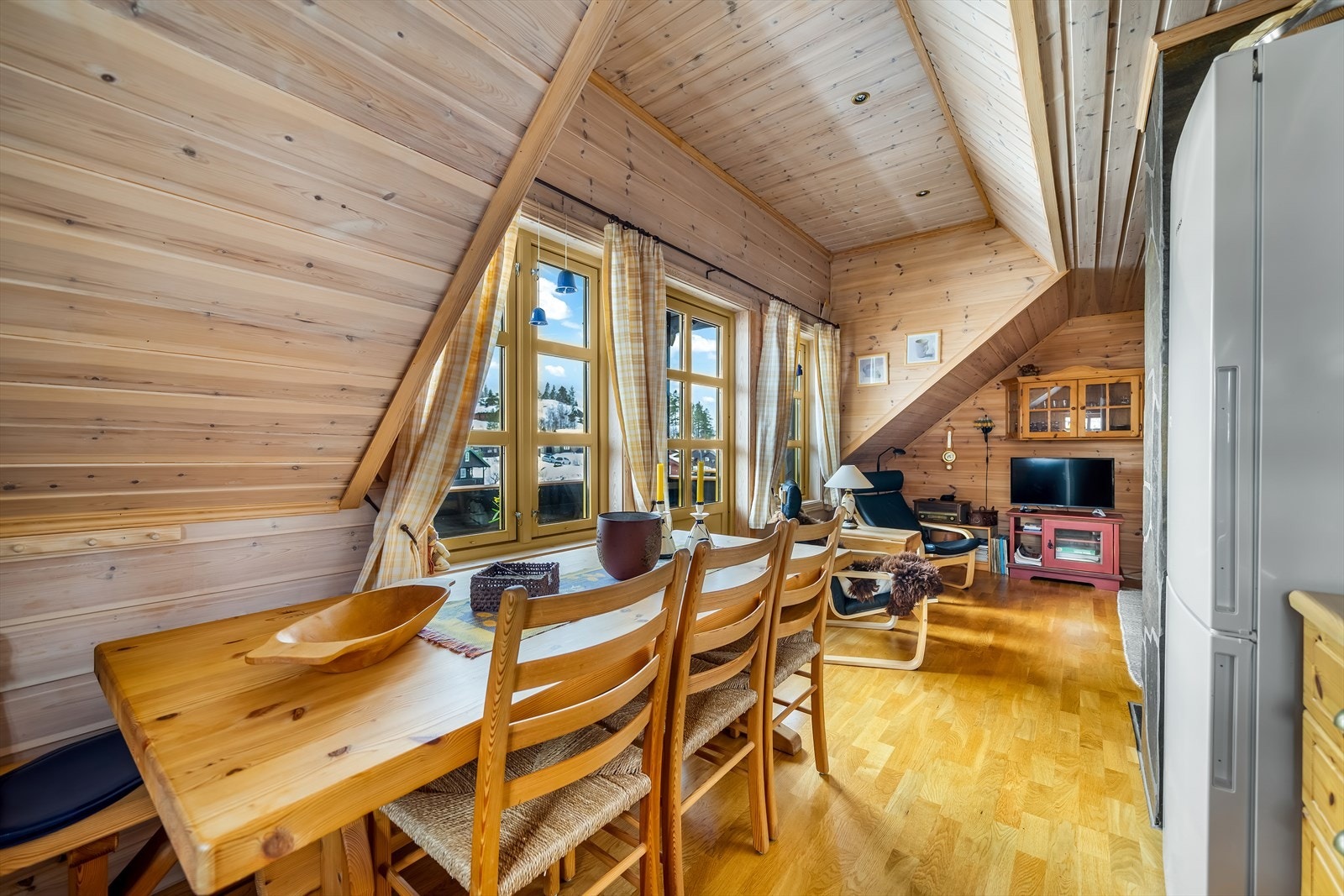 Fra stuen har man tilgang til balkong Galleribilde