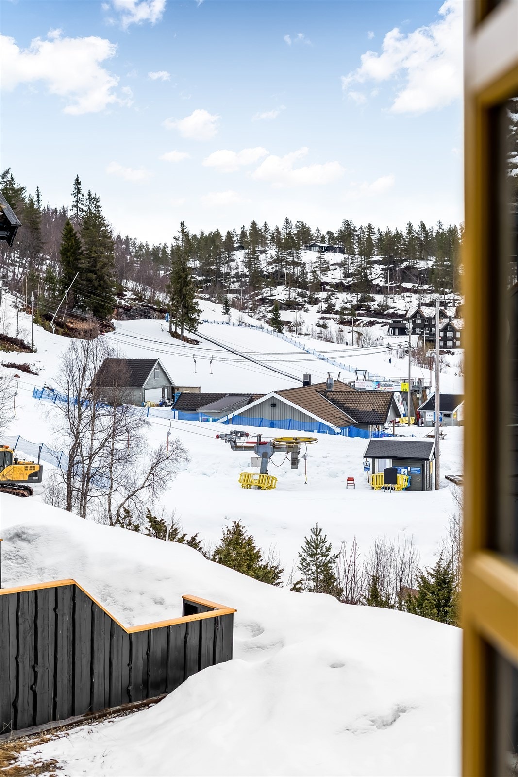 Man ser rett til alpinbakken fra soveromsvindu! Galleribilde