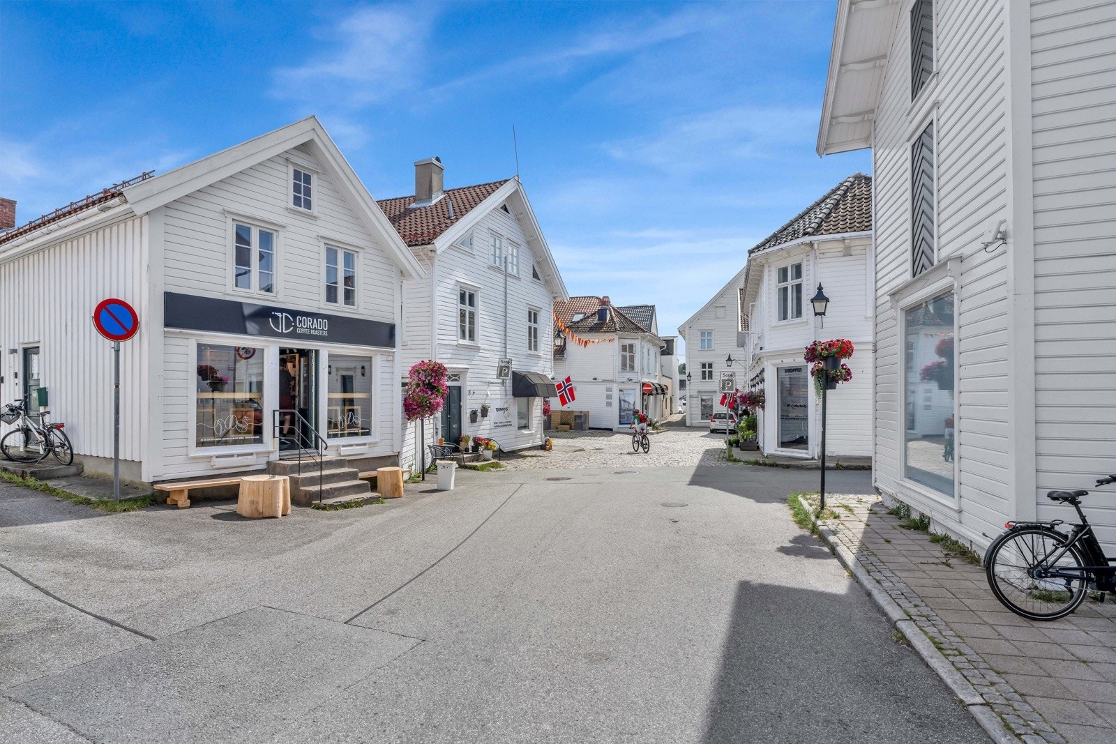Leiligheten har beliggenhet i den flotte trehusbebyggelsen på Støkkan som oser av nostalgi. Galleribilde