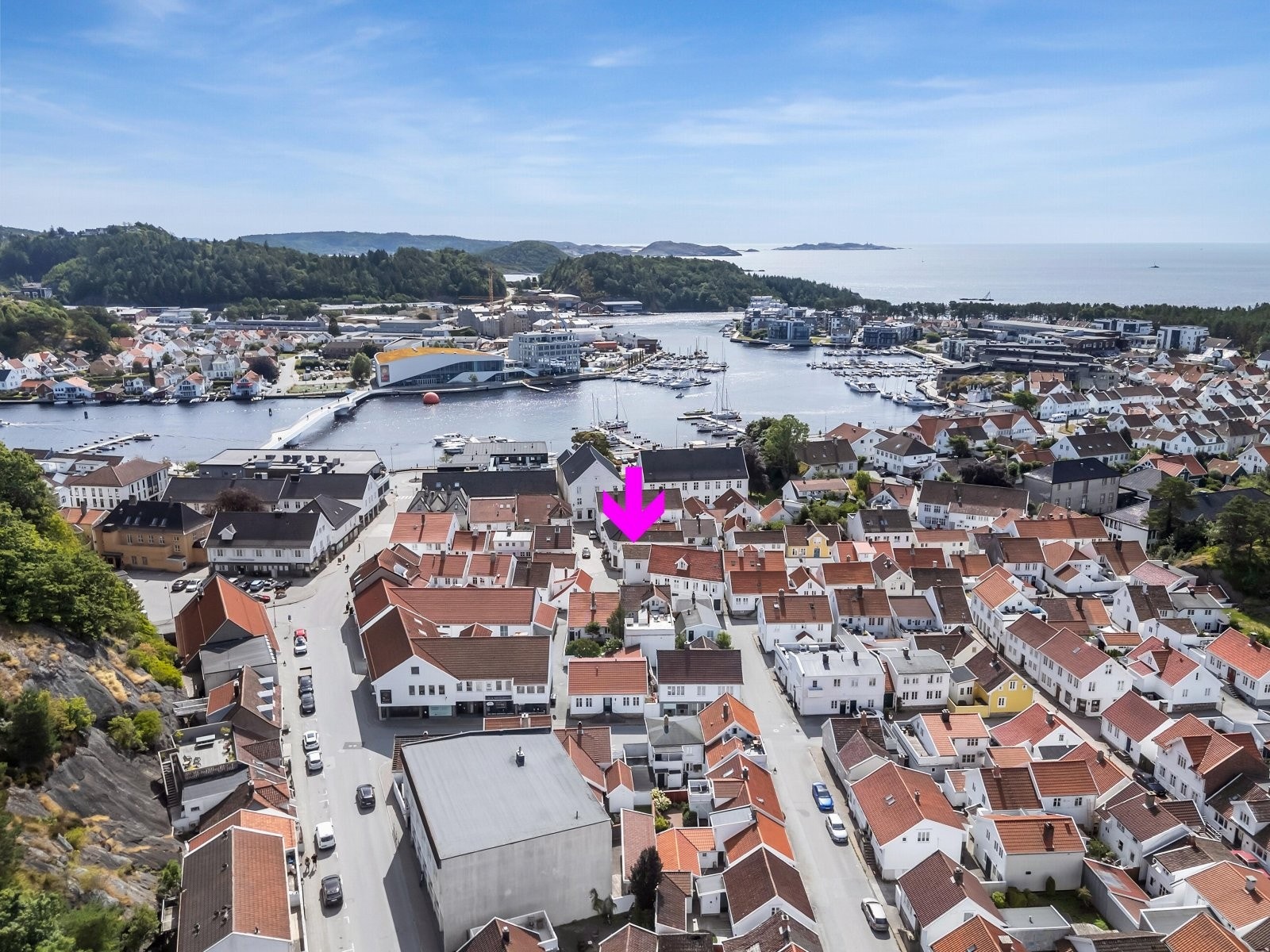 Mandal sentrums fasiliteter med bl.a. Gågada, butikker, restauranter, Alti-senteret og Buen kulturhus ligger en liten gåtur unna. Galleribilde
