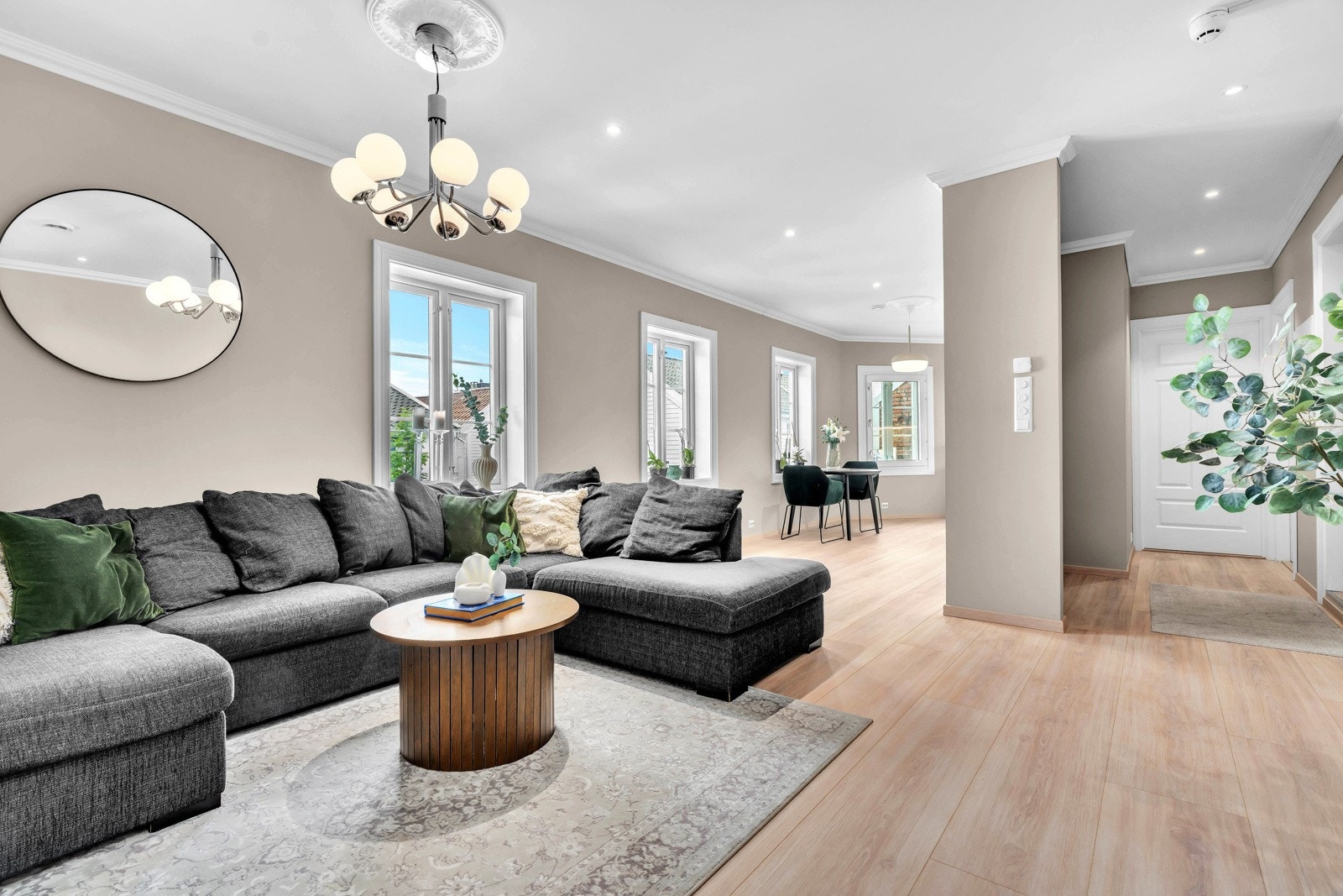 Leiligheten er renovert i 2023 og fremstår moderne og innbydende i delikate farger. Galleribilde