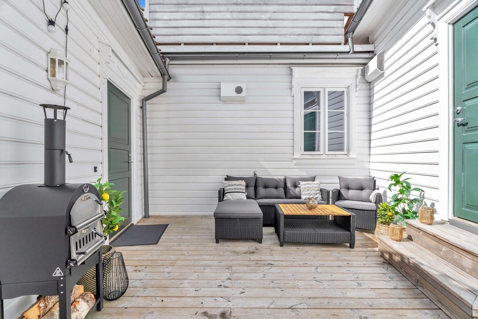 Leiligheten benytter en koselig terrasse ved inngangen med plass til sittegruppe, grill, plantekasser o.l (fellesareal i seksjoneringen). Galleribilde