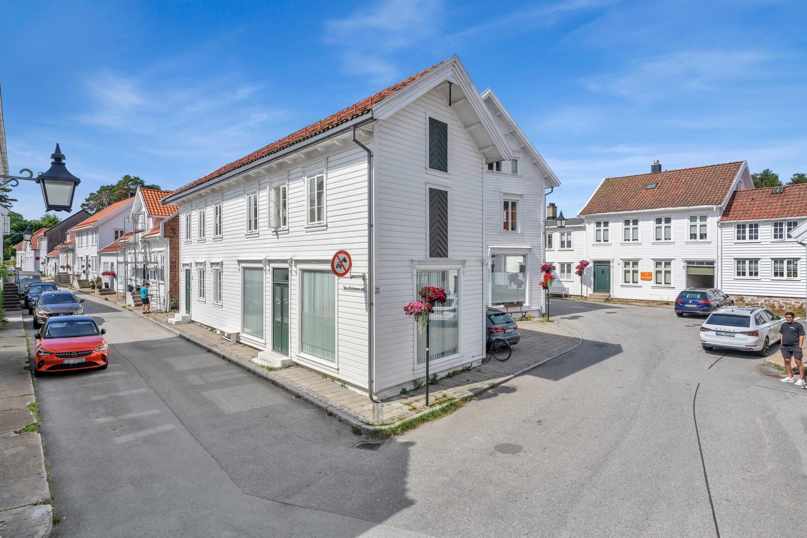 Leiligheten ligger i trehusbebyggelsen på Støkkan hvor bebyggelsen er kjent for å være godt vedlikeholdt med fokus på historiske detaljer. Galleribilde