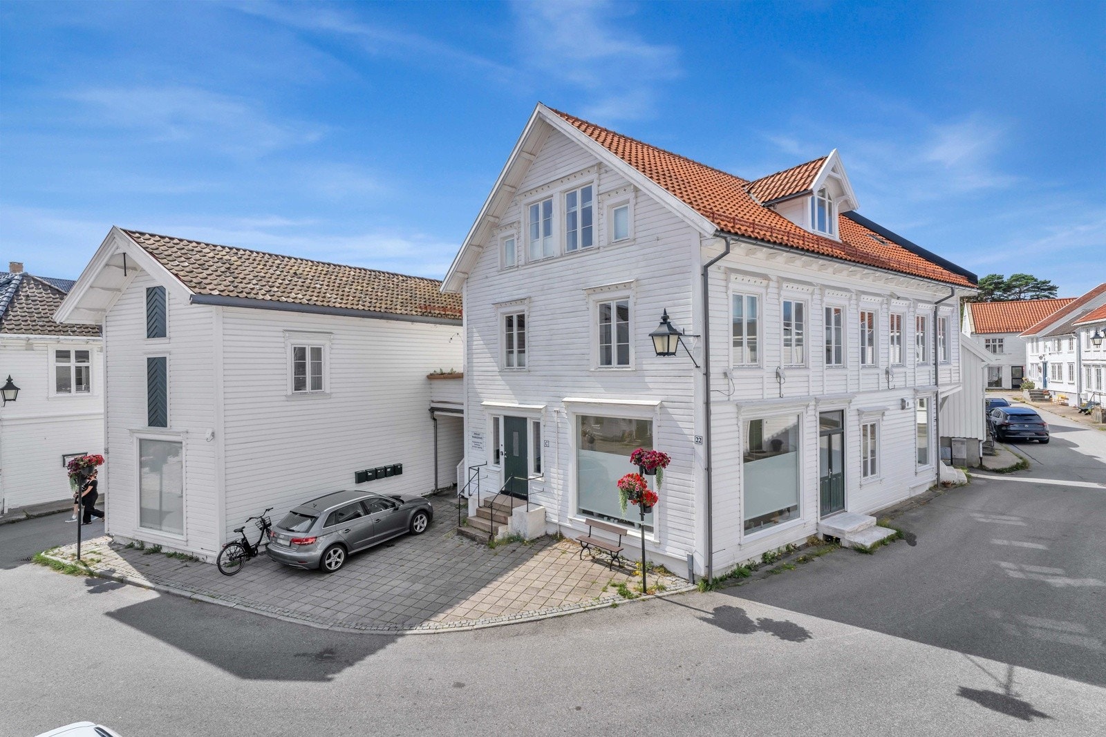 Leiligheten har et pent inngangsparti med steinheller. Galleribilde
