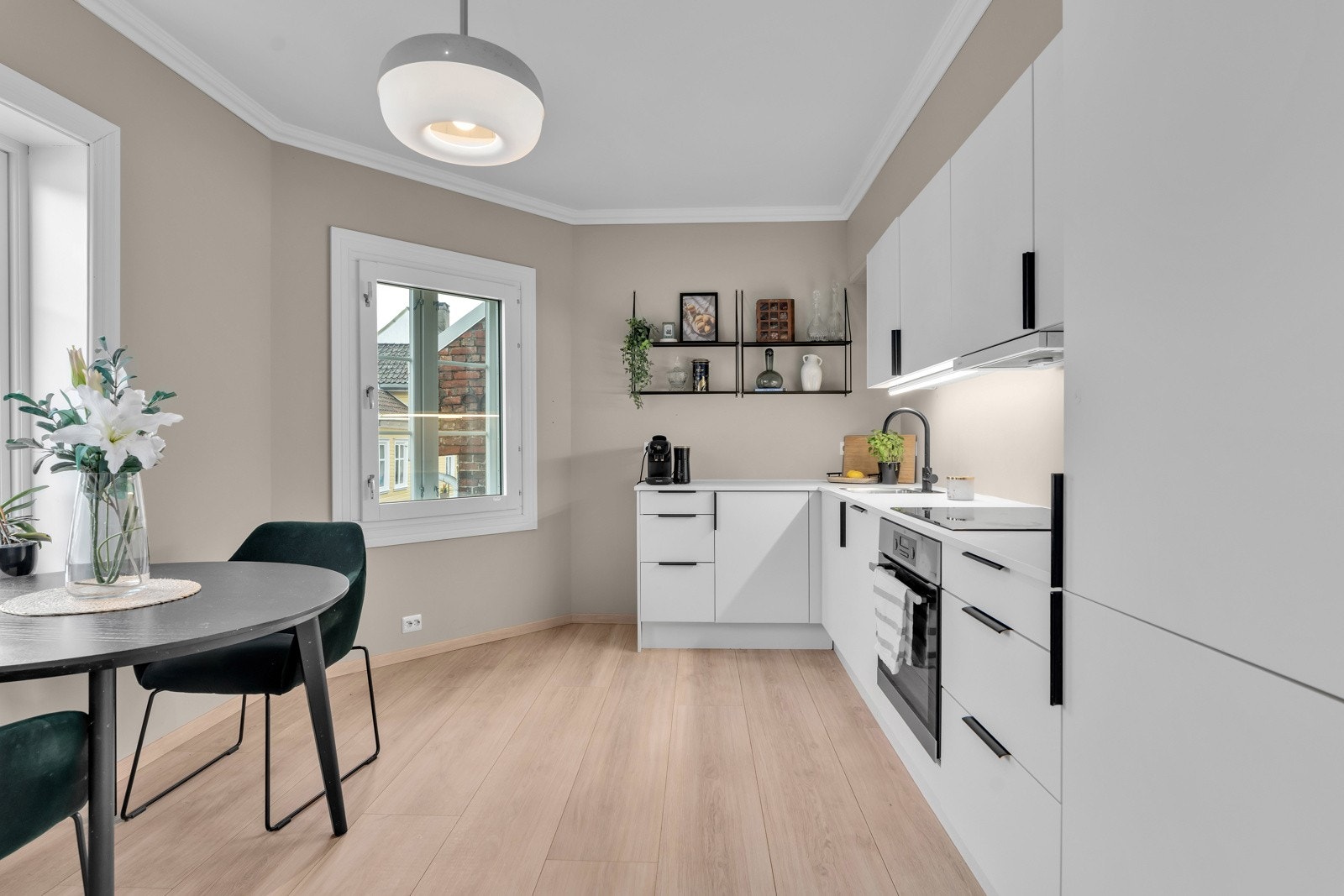 Kjøkkenet er fra Sigdal Kjøkken og er lekkert med lyse fronter og benkeplate, armatur i sort design, god skap- og benkeplass samt integrerte hvitevarer. Galleribilde