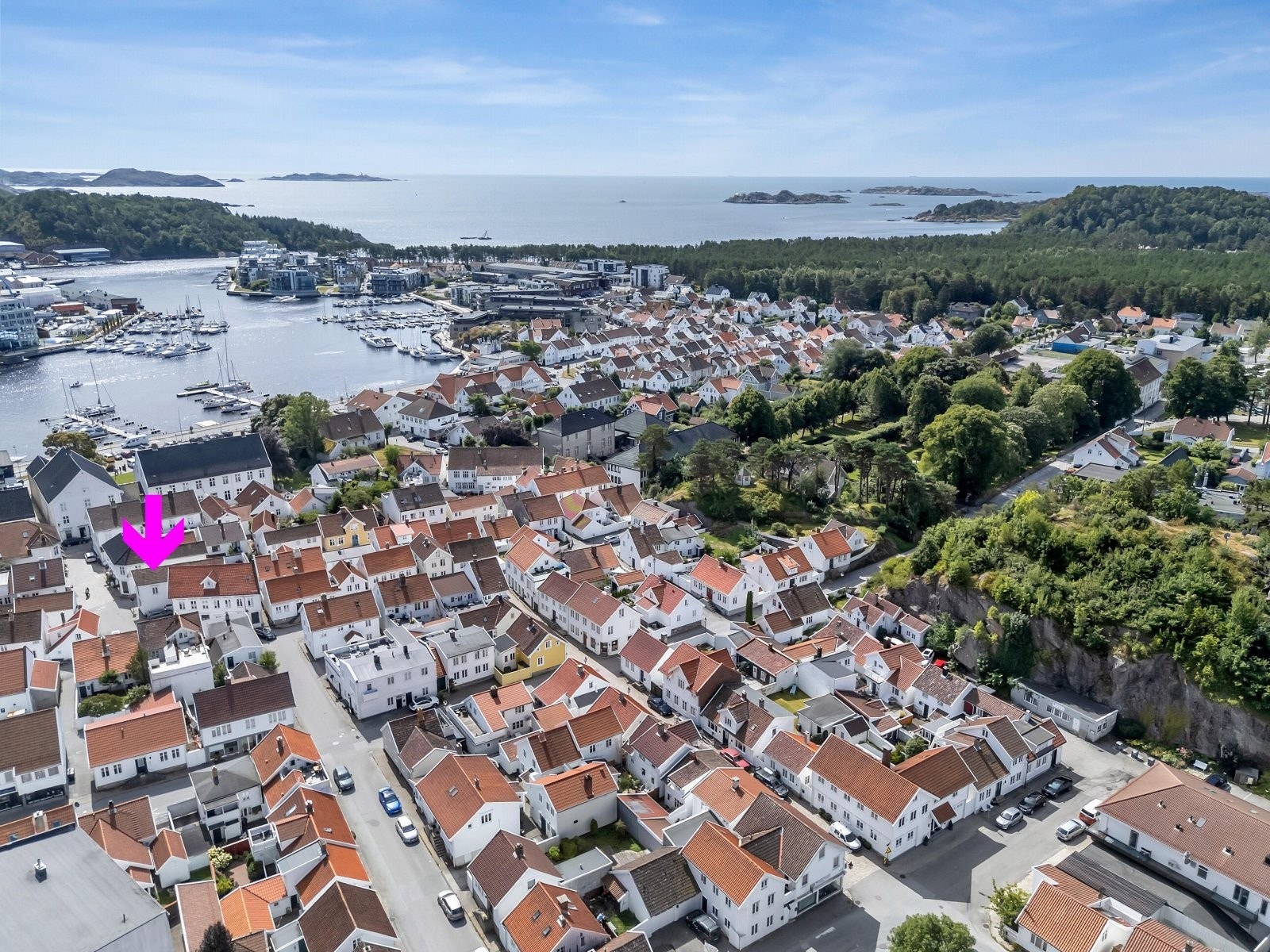 Mandalshallen og svømmehallen ligger rett i nærheten. Det samme gjør Furulunden med mange tur- og bademuligheter. Galleribilde