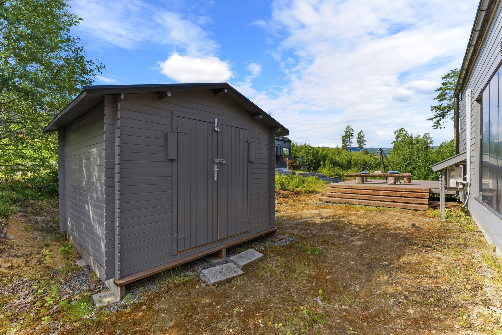 Frittstående redskapsbod på ca. 10 m² som gir praktisk oppbevaringsplass for bl. a utemøbler og fritidsutstyr. Galleribilde