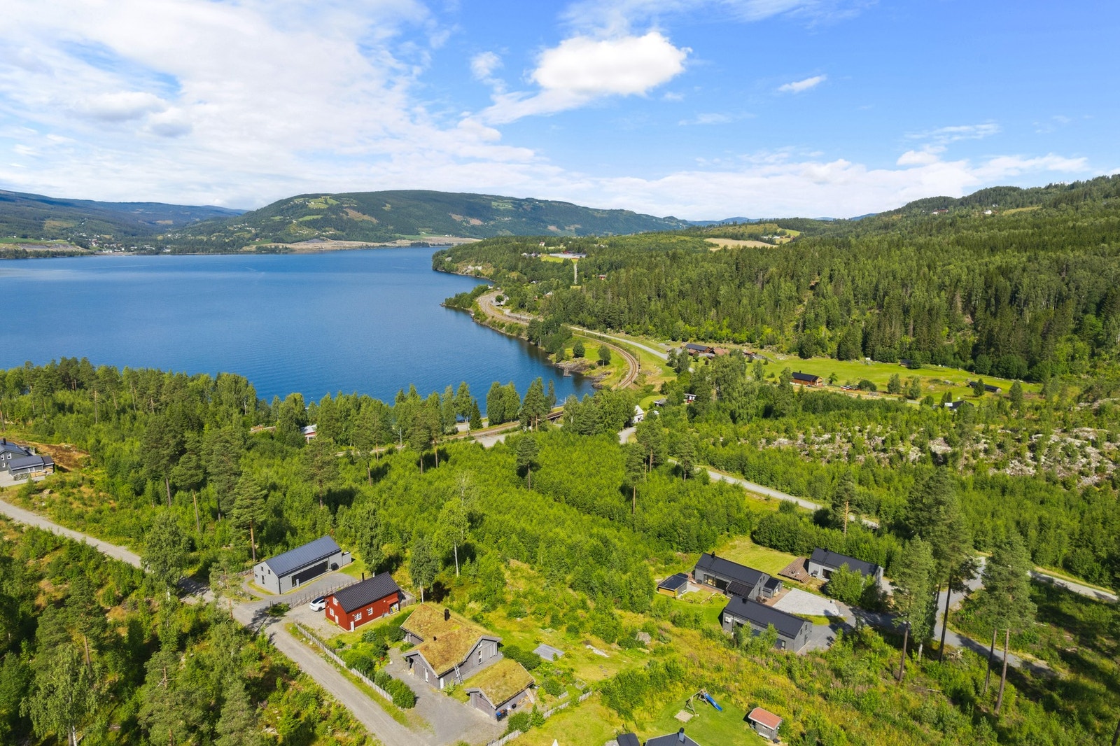 Beliggenheten passer godt for deg som ønsker et lett tilgjengelig fristed gjennom hele året - med nærhet til både vann, skog, fjell og urbane tilbud. Galleribilde