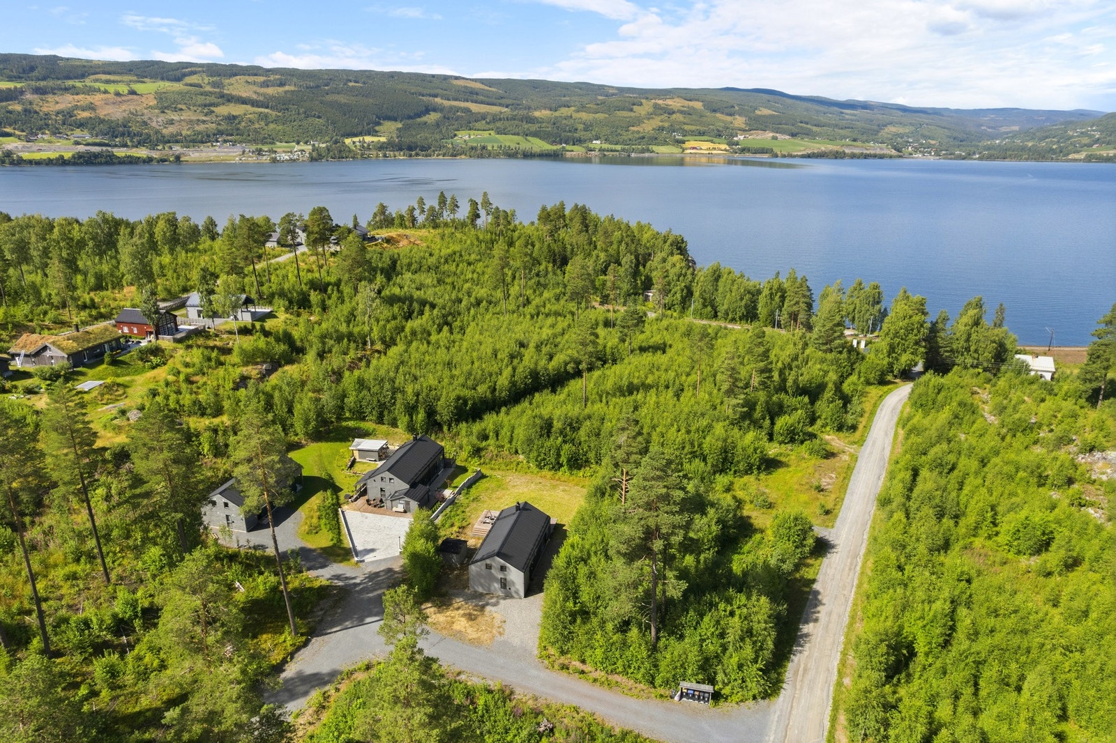 Området kombinerer landlige og fredelige omgivelser med god tilgjengelighet. Lillehammer og Moelv ligger ca. 15-20 minutters kjøring unna Galleribilde