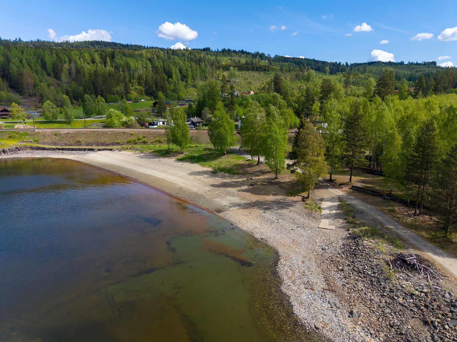 Fra hytta er det kort gangavstand til Kvitsandvika, hvor sommerdagene kan nytes med bading og rekreasjon ved Mjøsa Galleribilde