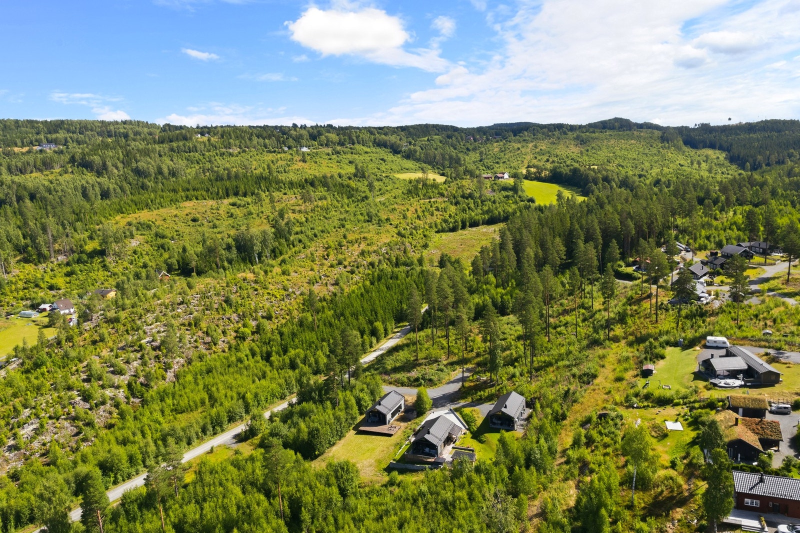 Området kombinerer landlige og fredelige omgivelser med god tilgjengelighet. Lillehammer og Moelv ligger ca. 15-20 minutters kjøring unna. Galleribilde