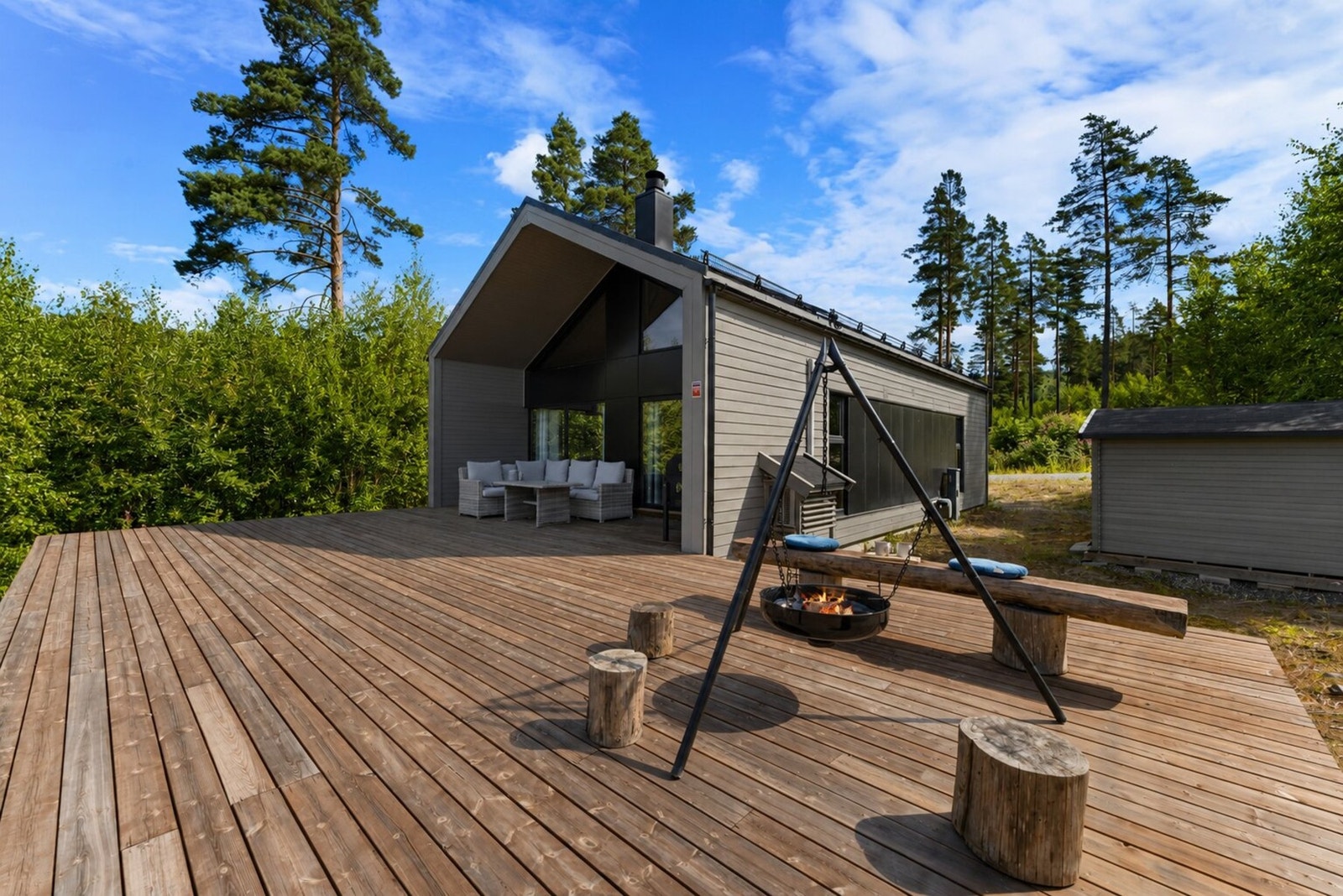 Hytta har en stor terrasse med god plass til flere møbleringssoner. Galleribilde