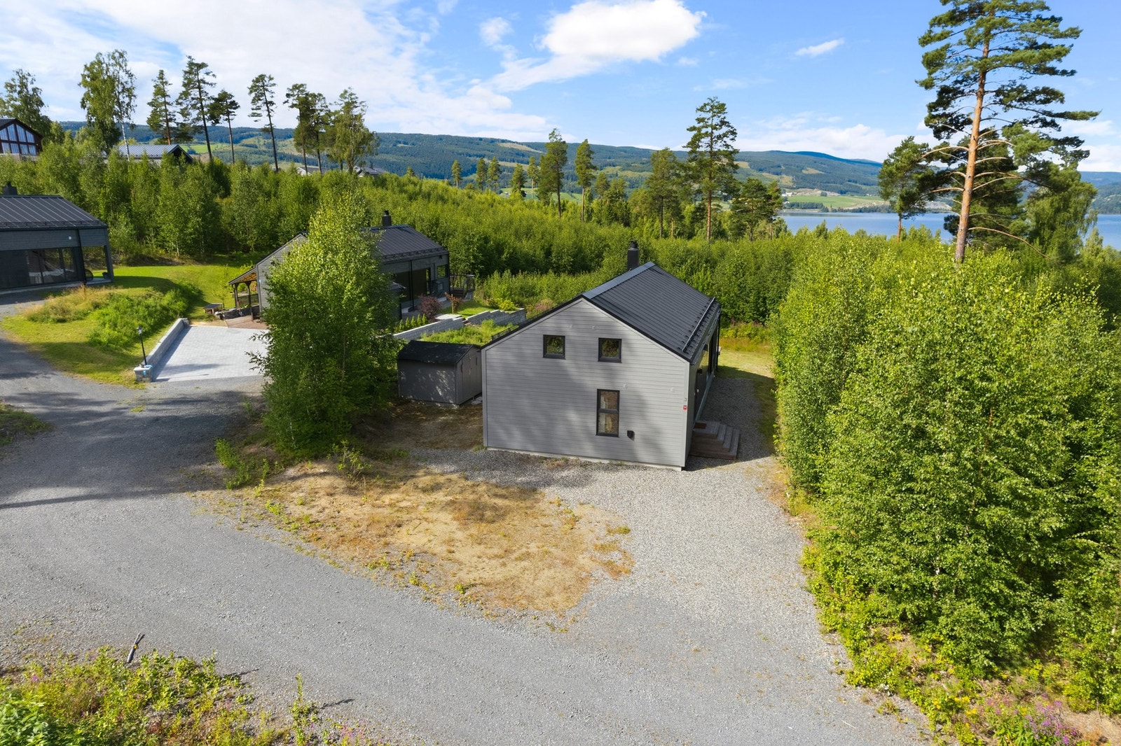Adkomsten og gårdsplassen er gruset, med gode parkeringsmuligheter på egen tomt. Galleribilde
