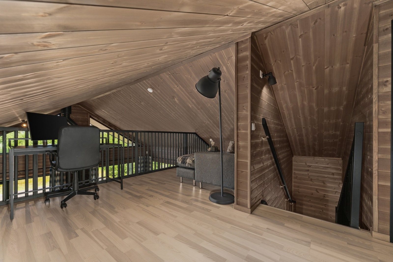 Trappen fra entréen leder opp til en koselig loftsetasje som rommer loftsstue og to separate rom. Galleribilde