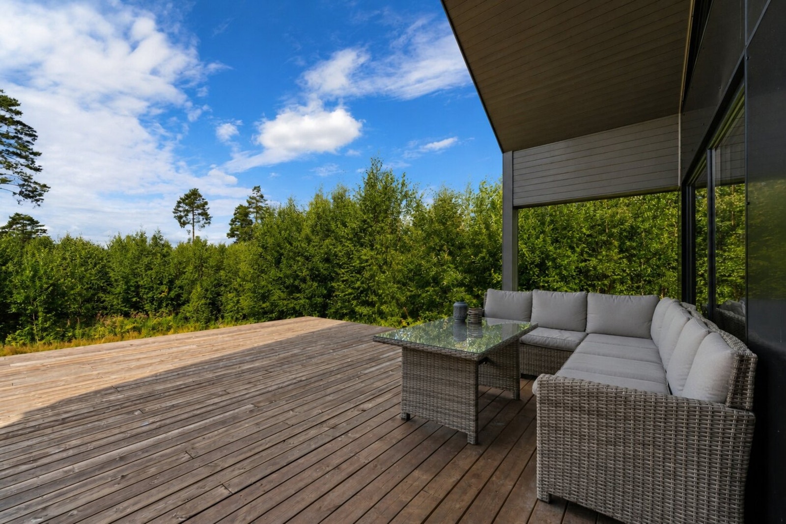 Verandaen er velegnet for lange måltider og avslappende dager utendørs, også når været er skiftende. Galleribilde