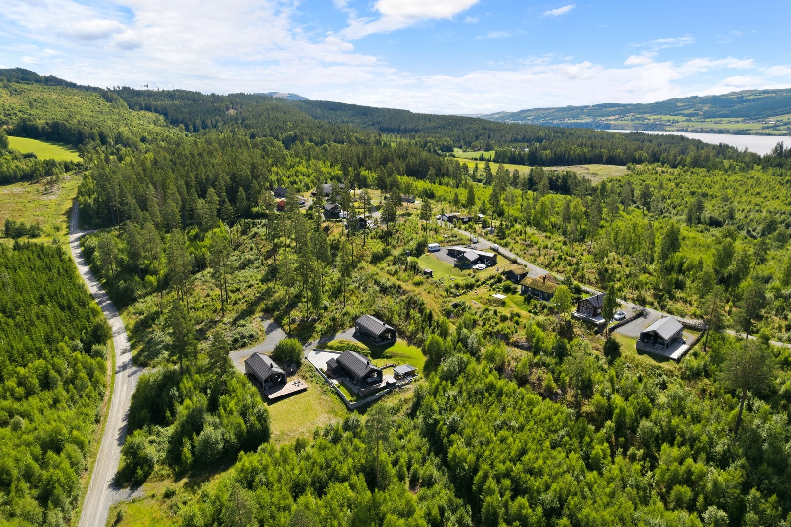 Området består av nyere fritidseiendommer i et relativt nytt hyttefelt. Galleribilde