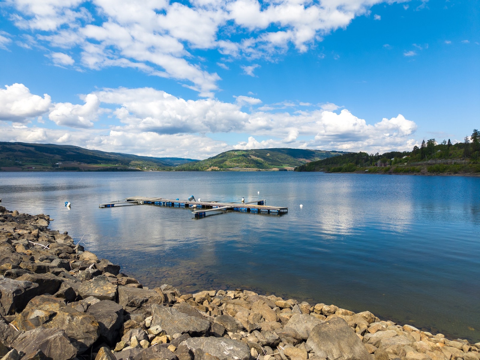 Dette er kort sagt et godt utgangspunkt for et aktivt hytteliv året rundt - enten dagene skal tilbringes ved Mjøsa, i skiløypene, på tur i nærområdet eller blant aktivitetstilbudene i Lillehammer-regionen. Galleribilde