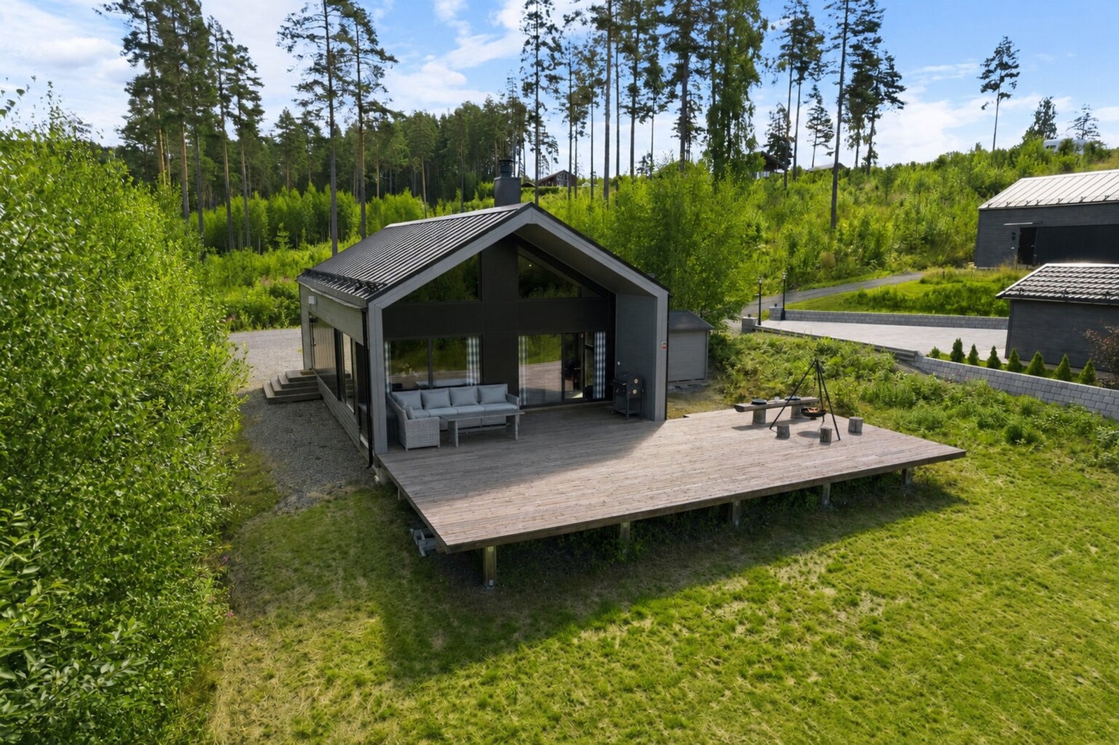 Eiendommen har en eiet tomt med en fin kombinasjon av opparbeidede utearealer og naturlig vegetasjon. Galleribilde