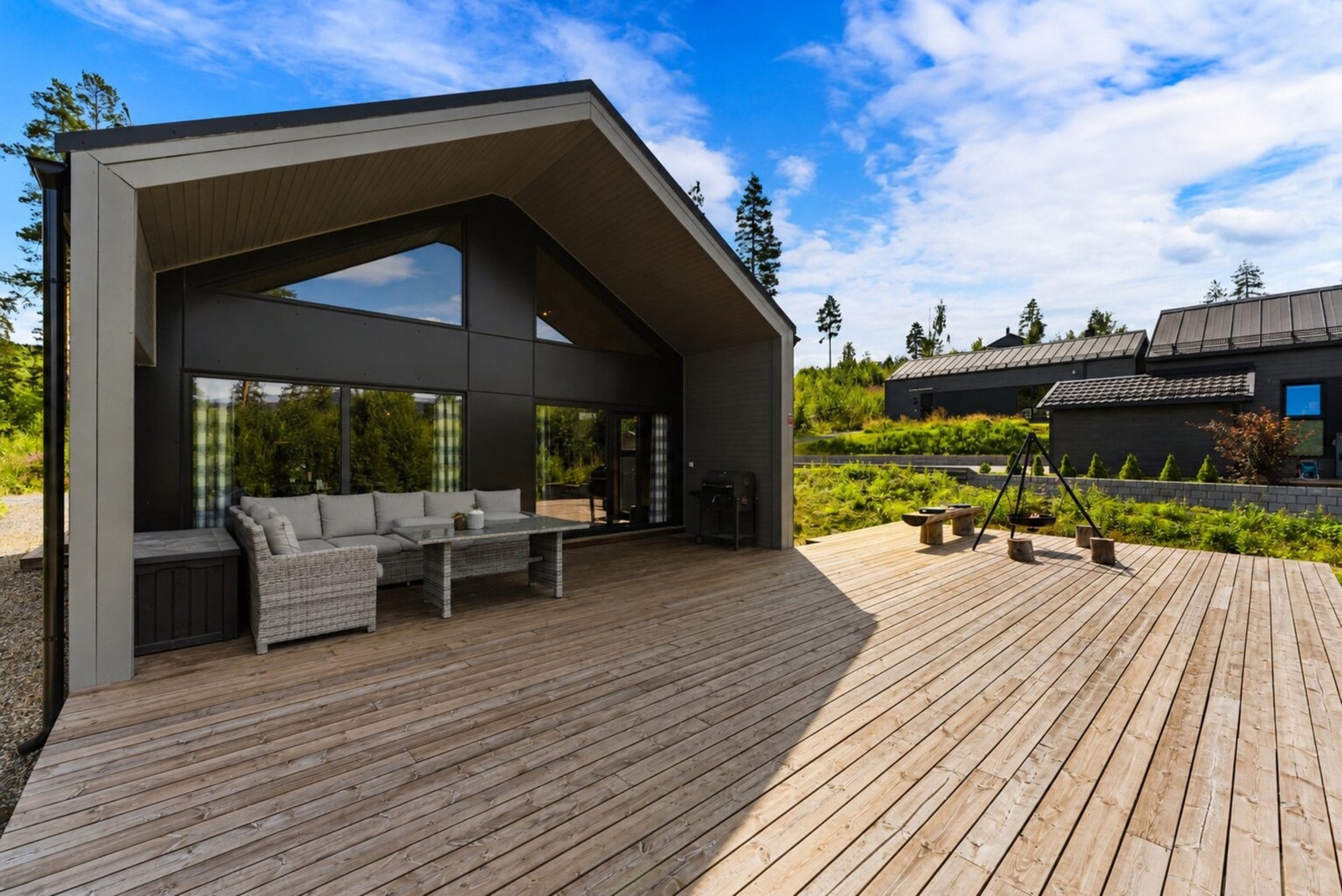 På fremsiden er det etablert en stor terrasse på ca. 67 m² med direkte utgang fra stuen. Her er det god plass til flere møbleringssoner Galleribilde