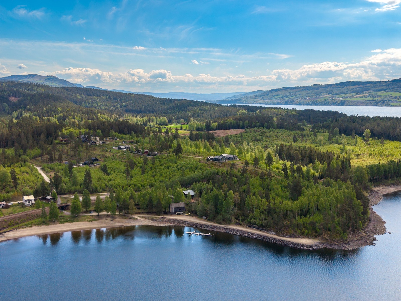 Innsjøen byr også på gode muligheter for båtliv og fiske, mens nærområdet ellers innbyr til fine turer til fots og på sykkel. Galleribilde