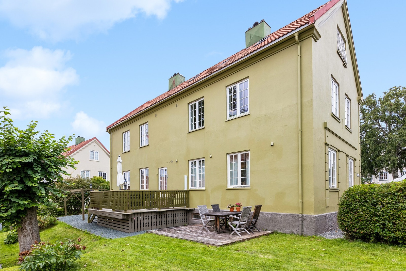På baksiden er det opparbeidet en hyggelig, sørvendt terrasse med gode solforhold Galleribilde