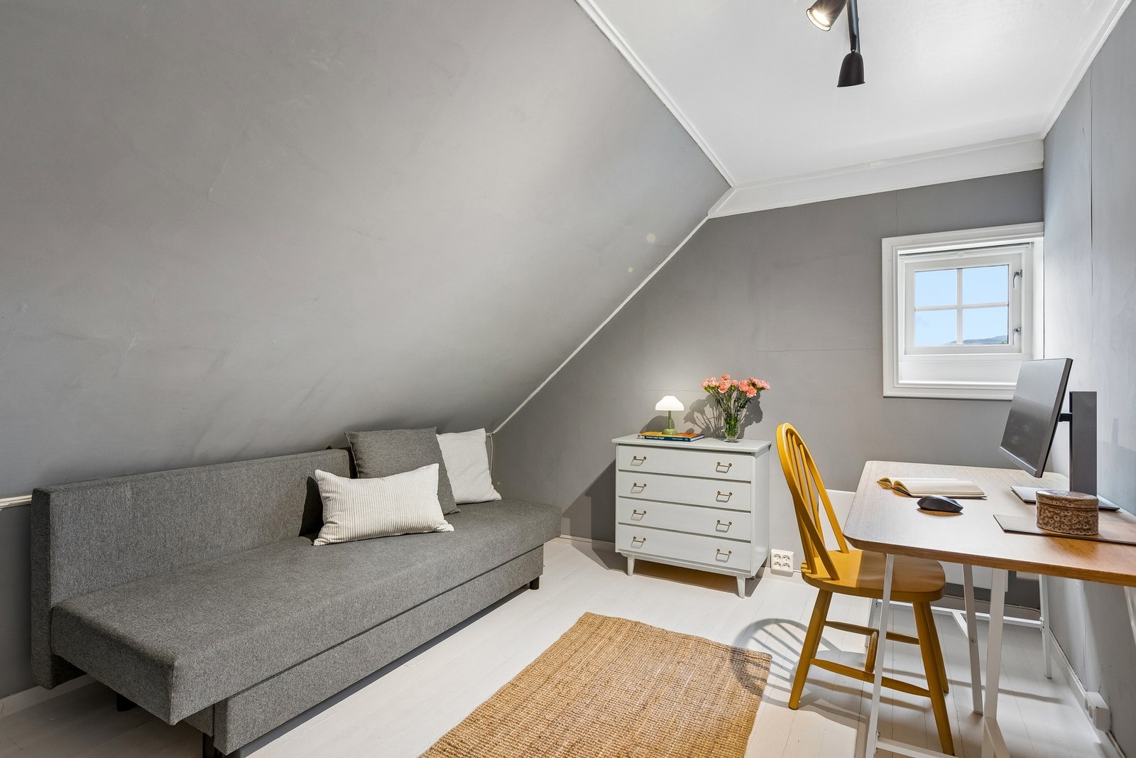 På loftsetasjen er det innredet et fint, lite rom som har blitt benyttet som kontor Galleribilde